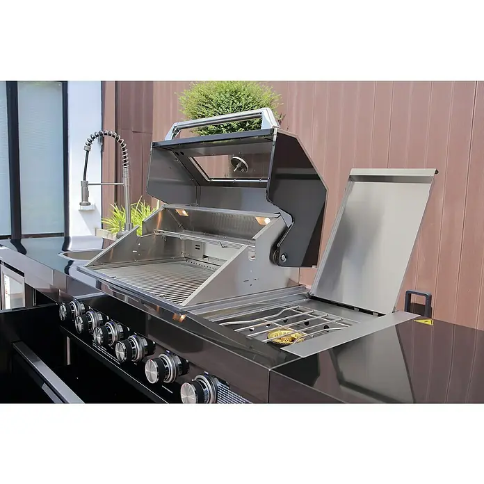Buschbeck Outdoorküche Cambridge - Schwarz, Material Grillfläche: Edelstahl, Anzahl Brenner: 4 - Hier ist ein moderner Outdoor-Gasgrill mit Spüle und viel Arbeitsfläche. Der Grill ist aus Edelstahl und hat mehrere Brenner.