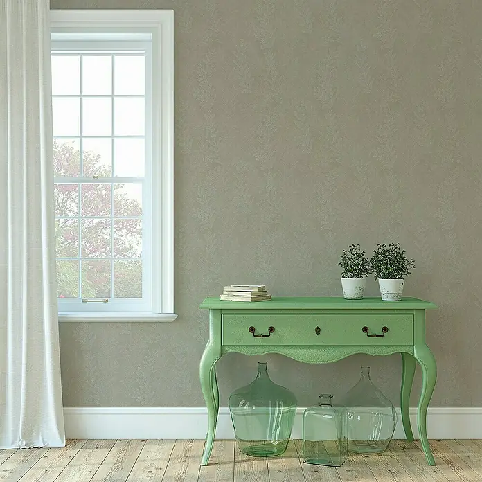 Papel pintado Flor Falguera - Beige, 10 x 0,53 m - Una consola verde con jarrones y plantas decorativas, complementada por una ventana luminosa y una cortina elegante.