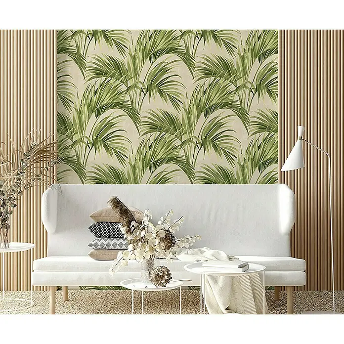 Papel pintado Hoja Palmeras - Verde/Beige, 10 x 0,53 m - Esta imagen muestra un espacio de vida elegante con un sofá blanco frente a una pared con un patrón floral y paneles de madera.
