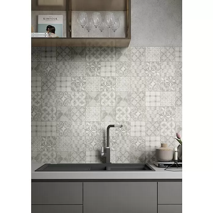 Feinsteinzeugfliese Dekorfliese Twin - 30 x 60 cm, Anthrazit, Matt - Helle graue Küchenrückwandfliesen mit einer Mischung aus subtilen geometrischen, floralen und karierten Mustern über einer Spüle.