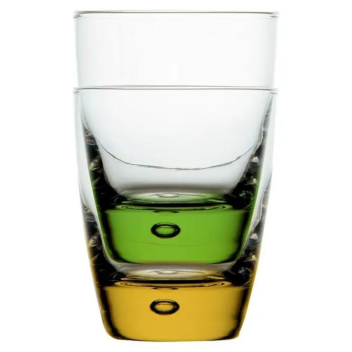Marine Business Party Vaso para beber refresco - Ø x Al: 8,2 x 10,5 cm, 6 ud., Antideslizante - Primer plano de un vaso de chupito en capas, que muestra líquidos amarillos y verdes apilados decorativamente.