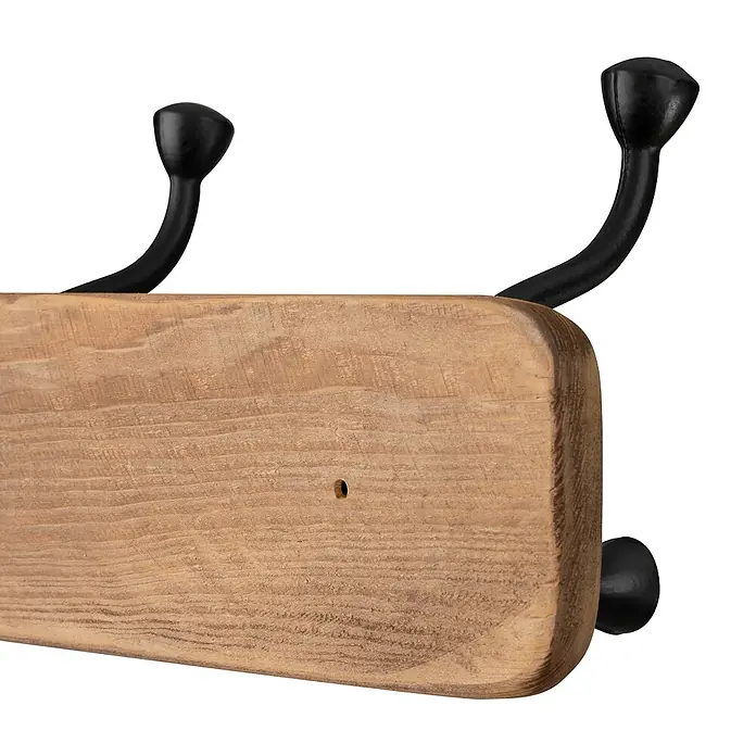 Walteco Hakenleiste - L x B x H: 730 x 160 x 115 mm, Anzahl Haken: 4 Stk., Holz - Nahaufnahme einer rustikalen Garderobe aus hellem Holz mit schwarzen Haken. Praktisch und stilvoll für jeden Flur.