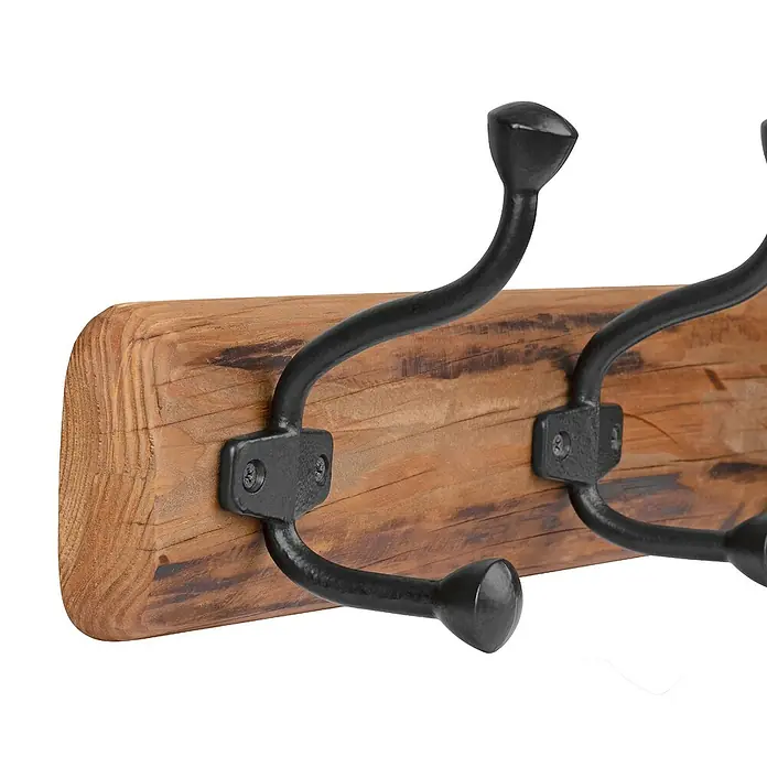 Walteco Hakenleiste - L x B x H: 530 x 115 x 160 mm, Anzahl Haken: 3 Stk., Holz - Eine rustikale Garderobe mit schwarzen Haken an einem Holzbrett. Perfekt für einen Hauch von Landhausstil im Eingangsbereich.