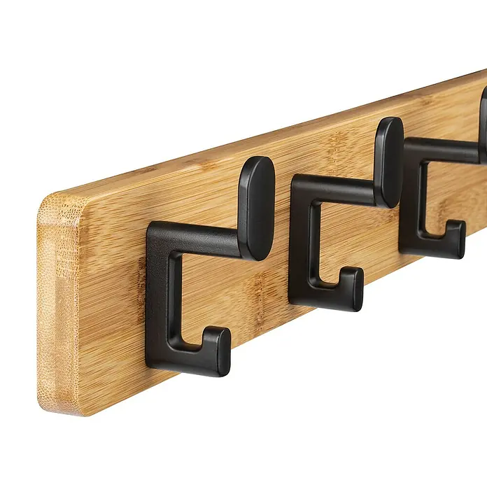 Walteco Hakenleiste - L x B x H: 550 x 55 x 80 mm, Anzahl Haken: 5 Stk., Braun - Eine Nahaufnahme einer Holzgarderobe mit schwarzen Metallhaken zur Aufbewahrung von Jacken und Mänteln im Flur.