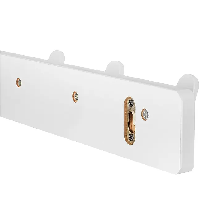Walteco Hakenleiste - L x B x H: 550 x 55 x 70 mm, Anzahl Haken: 5 Stk., Weiß - Nahaufnahme einer weißen Garderobenleiste mit drei Haken und Befestigungslöchern für die Wandmontage. Praktisch und dekorativ für Kinderzimmer.