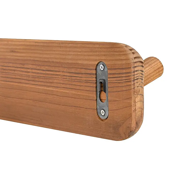 Walteco Hakenleiste - L x B x H: 730 x 99 x 100 mm, Anzahl Haken: 4 Stk., Holz - Nahaufnahme eines hölzernen Wandregals mit einer metallenen Aufhängung. Das Regal ist aus hellem Holz gefertigt und hat eine abgerundete Kante.