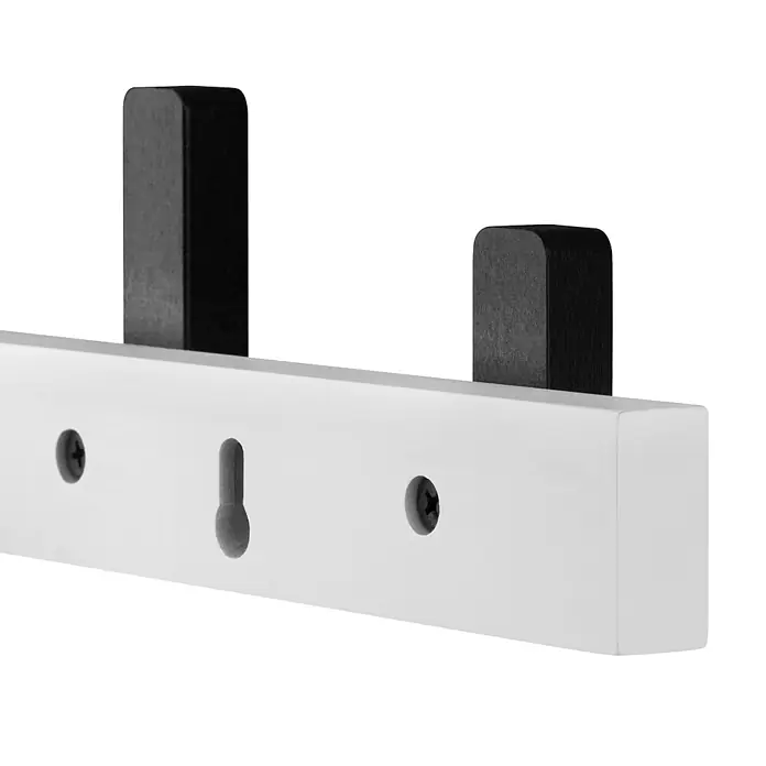 Walteco Hakenleiste - L x B x H: 500 x 30 x 70 mm, Anzahl Haken: 5 Stk., Holz - Detailaufnahme einer Wandgarderobe mit weißen Leisten und schwarzen Haken, ideal für die stilvolle Aufbewahrung von Kleidung.