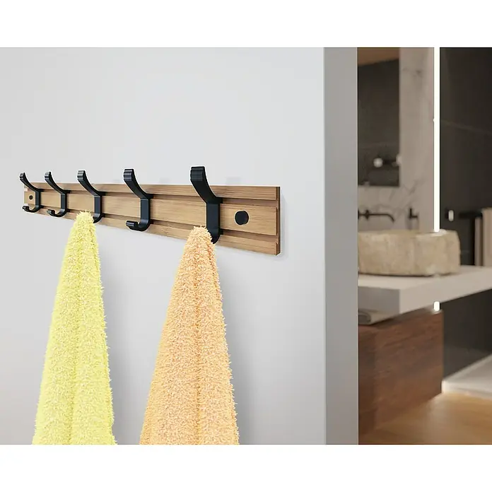 Walteco Hakenleiste - L x B x H: 500 x 45 x 80 mm, Anzahl Haken: 5 Stk., Holz - Eine stilvolle Handtuchhalterung mit fünf schwarzen Haken an einer Holzleiste, an der ein gelbes und ein oranges Handtuch hängen.