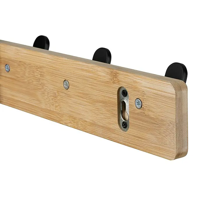 Walteco Hakenleiste - L x B x H: 550 x 55 x 70 mm, Anzahl Haken: 5 Stk., Braun - Eine Nahaufnahme einer Wandgarderobe aus hellem Holz mit schwarzen Haken und Befestigungsmaterial für die Wandmontage.