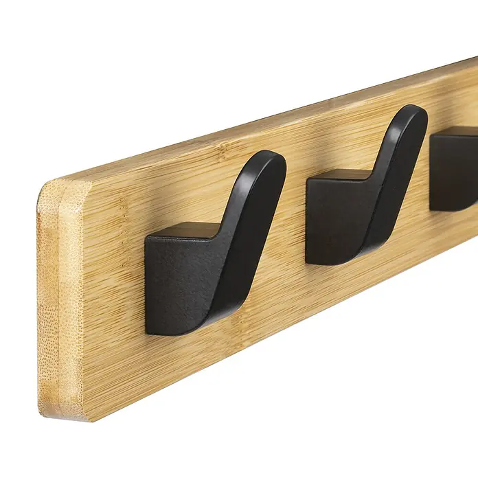 Walteco Hakenleiste - L x B x H: 550 x 55 x 70 mm, Anzahl Haken: 5 Stk., Braun - Nahaufnahme einer Wandgarderobe aus Bambus mit schwarzen Haken. Praktische und stilvolle Aufbewahrungslösung für Jacken und Accessoires.