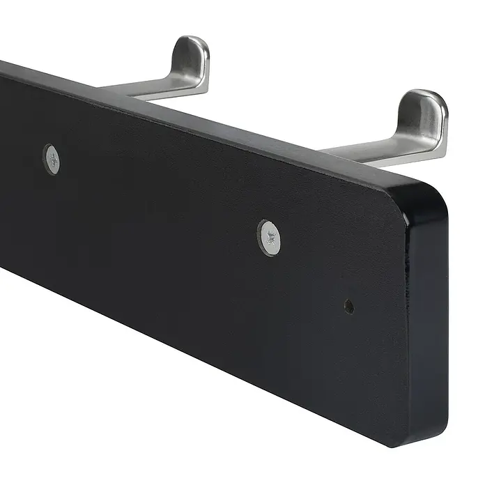 Walteco Hakenleiste - L x B x H: 450 x 60 x 80 mm, Anzahl Haken: 4 Stk., MDF - Nahaufnahme einer Wandhalterung mit schwarzen Holzleiste und zwei Metallhaken, ideal zur Aufbewahrung von Geräten und Zubehör.