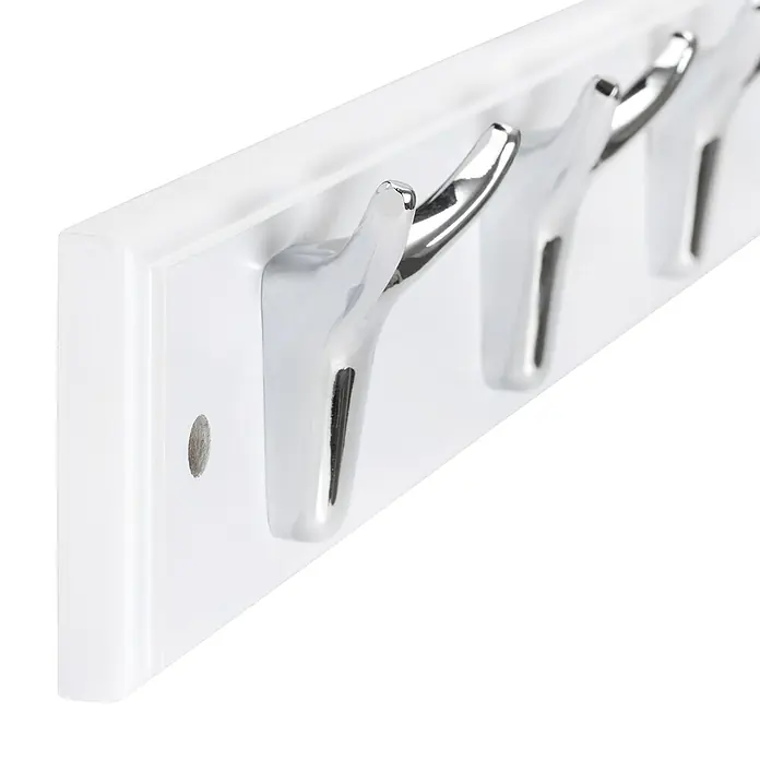 Walteco Hakenleiste - L x B x H: 450 x 46 x 75 mm, Anzahl Haken: 4 Stk., MDF - Nahaufnahme einer weißen Wandgarderobe mit verchromten Haken, ideal für Jacken und Accessoires.