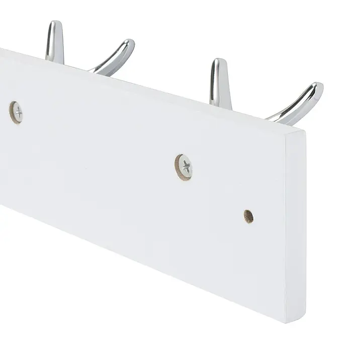 Walteco Hakenleiste - L x B x H: 450 x 46 x 75 mm, Anzahl Haken: 4 Stk., MDF - Nahaufnahme einer weißen Hängegarderobe mit Chromhaken, die eine stilvolle und praktische Aufbewahrungslösung für jeden Raum bietet.