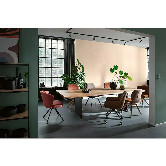 SCHÖNER WOHNEN-Farbe Trendstruktur Farbeffektputz Stone-Optik Effektlasur - Sandstein, Matt, 1 l - Ein Esszimmer mit einem langen Holztisch, umgeben von Stühlen in verschiedenen Farben und einer großen Fensterfront.