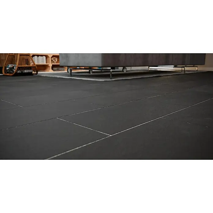 Feinsteinzeugfliese Lavagna Nera - 30 x 60 cm, Schwarz, Matt - Ein Blick auf dunkle Bodenfliesen, die ein elegantes und modernes Ambiente schaffen. Die Fugenlinien betonen das klare Design.