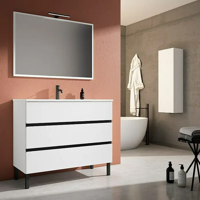 Mueble bajo de lavabo Aisling - L x An x Al: 45 x 100 x 83,5 cm, Blanco/Negro - Baño con mueble de lavabo moderno blanco con detalles en negro, espejo grande e iluminación elegante.