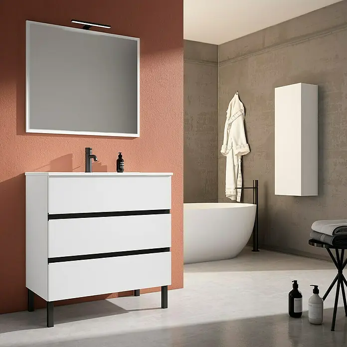 Mueble bajo de lavabo Aisling - L x An x Al: 45 x 60 x 83,5 cm, Blanco/Negro - El moderno baño presenta un tocador blanco con cajones, un espejo y una elegante bañera.