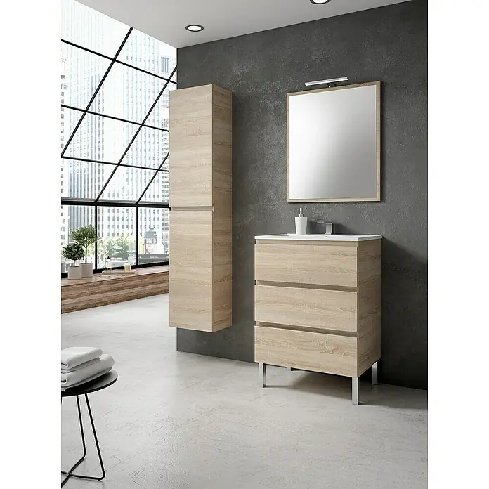Mueble bajo de lavabo Celia - 45 x 60 x 85 cm, Roble bardolino - Interior de baño con mueble de lavabo con aspecto de madera, armario con espejo y un armario alto contra una pared gris.