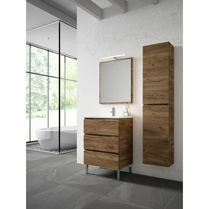Mueble bajo de lavabo Celia - 45 x 60 x 85 cm, Tabaco - Interior de baño con mueble de lavabo en aspecto de madera, espejo y armario alto a juego para un ambiente elegante.