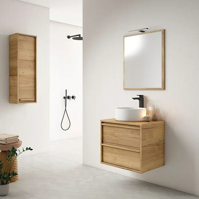 Mueble bajo de lavabo Línea - L x An x Al: 45 x 60 x 50 cm, Roble Natural - Elegante interior de baño con mueble de lavabo de madera, lavabo redondo sobre encimera y espejo iluminado a juego.