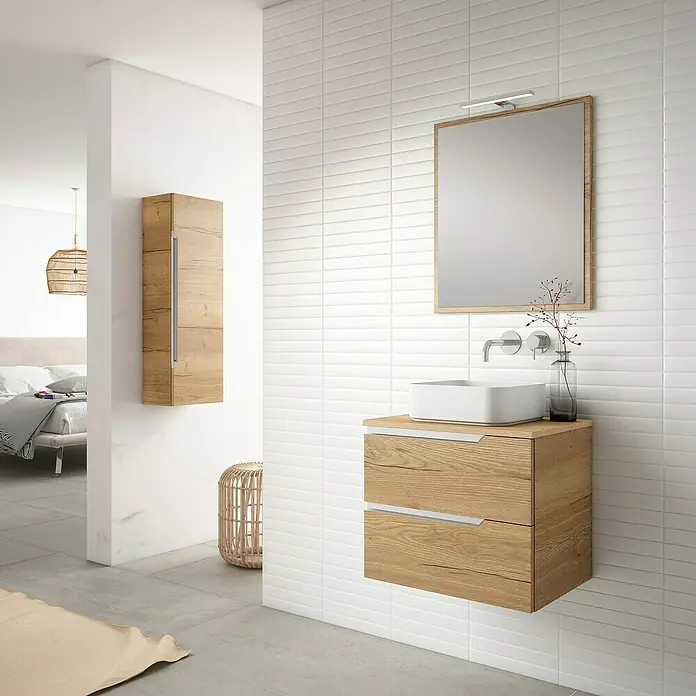 Mueble bajo de lavabo Nilo - An x Pr x Al: 60 x 45 x 50 cm, Roble/Cromo - Elegante interior de baño con un moderno mueble de lavabo de madera, espejo y azulejos blancos en la pared.