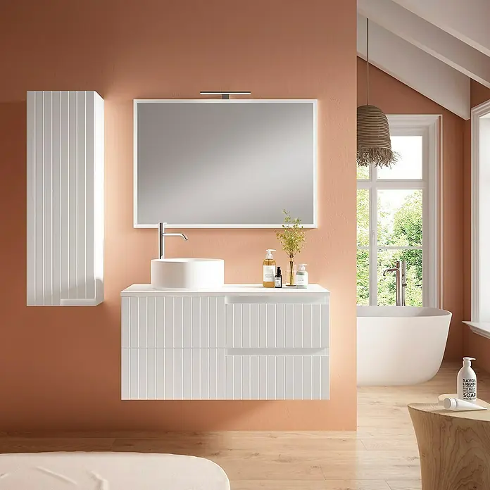 Mueble bajo de lavabo Claire - An x Pr x Al: 100 x 45 x 50 cm, Blanco, 1 seno, sobreponer, salida izquierda - Un baño moderno con un tocador blanco con lavabo, un espejo y una bañera blanca.