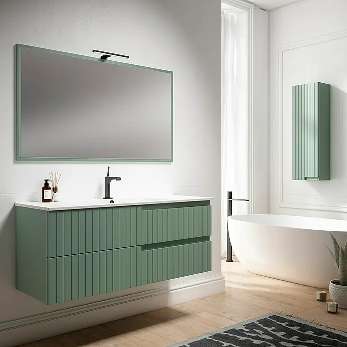 Mueble bajo de lavabo Claire - L x An x Al: 45 x 120 x 50 cm, Verde Olivo, 1 seno, salida central, Número de cajones: 2 ud. - Interior de baño moderno que muestra un tocador verde salvia, un espejo, una bañera independiente y un armario de pared a juego.