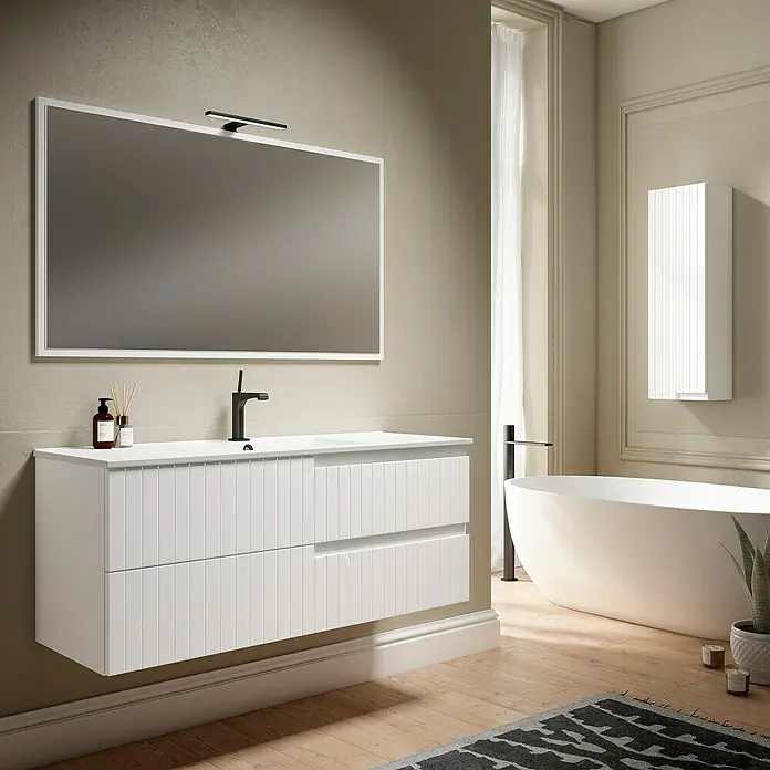 Mueble bajo de lavabo Claire - L x An x Al: 45 x 120 x 50 cm, Blanco, 1 seno, salida central, Número de cajones: 2 ud. - Un baño moderno con un mueble de lavabo blanco con cajones acanalados y un gran espejo con iluminación.