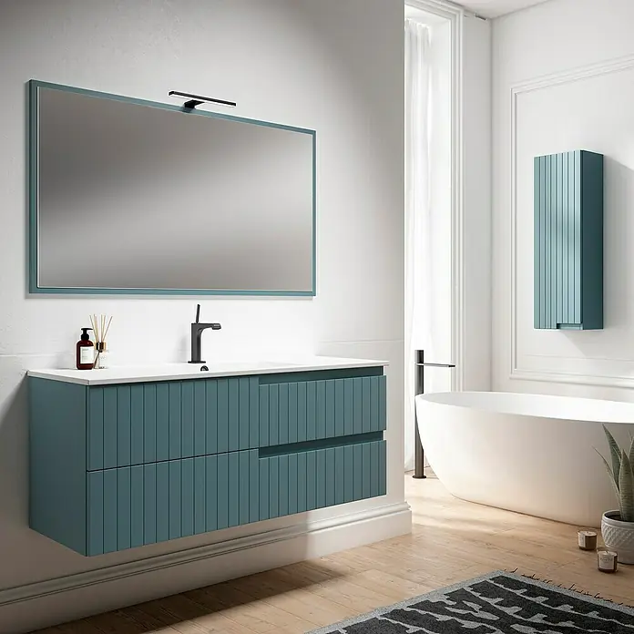 Mueble bajo de lavabo Claire - L x An x Al: 45 x 120 x 50 cm, Azul, 1 seno, salida central, Número de cajones: 2 ud. - Baño moderno con mueble de lavabo azul con cajones acanalados, espejo, bañera y suelos de madera clara.
