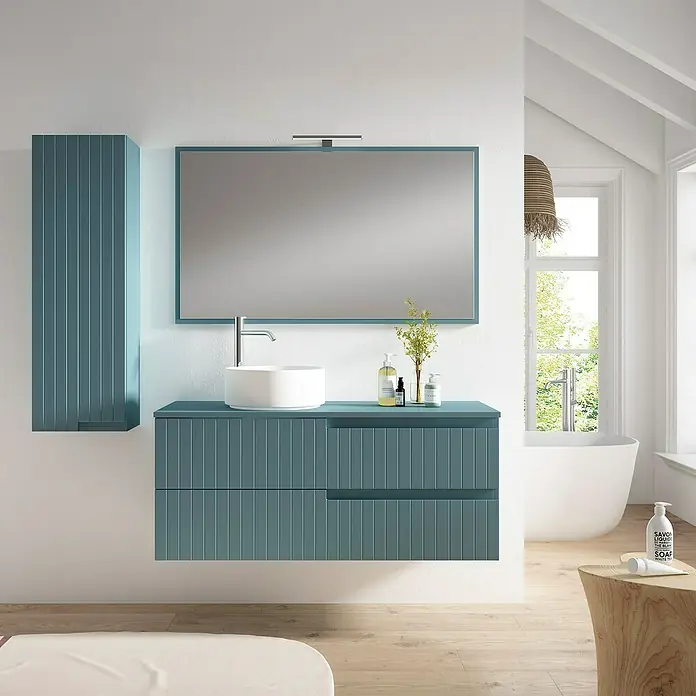 Mueble bajo de lavabo Claire - An x Pr x Al: 120 x 45 x 50 cm, Azul, 1 seno, sobreponer, salida izquierda - Baño con mueble de lavabo azul, espejo y armario de pared. El diseño moderno crea un ambiente elegante y funcional.