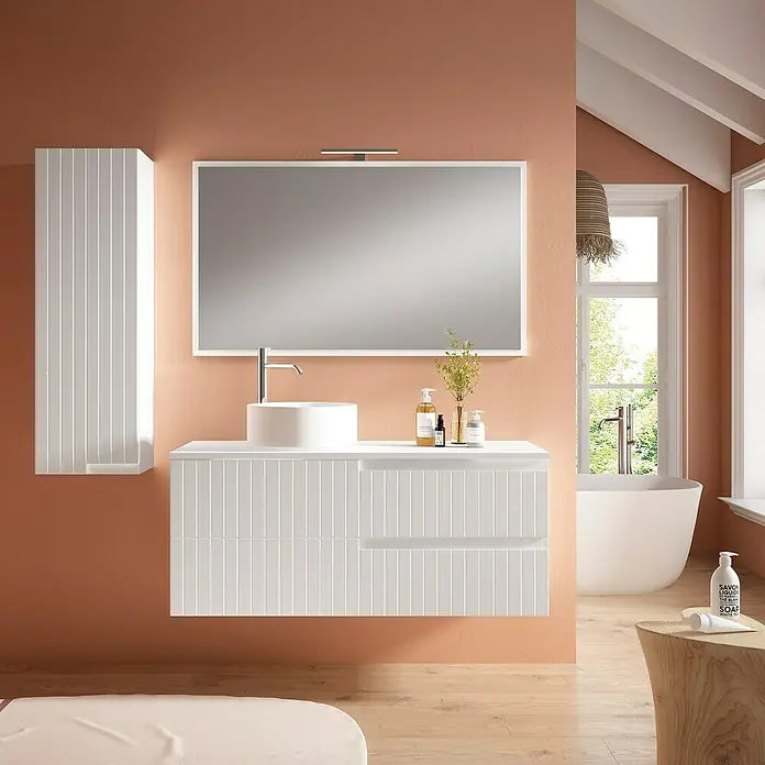 Mueble bajo de lavabo Claire - An x Pr x Al: 120 x 45 x 50 cm, Blanco, 1 seno, sobreponer, salida izquierda - La imagen muestra un interior de baño moderno con un tocador blanco con lavabo sobre encimera y un gran espejo. Elegante conjunto de muebles de baño blancos.