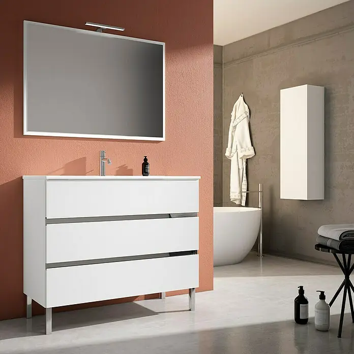 Mueble bajo de lavabo Aisling - L x An x Al: 46 x 100 x 85 cm, Blanco - Cuarto de baño moderno con mueble de lavabo blanco, espejo grande y toques minimalistas para un ambiente elegante y con estilo.
