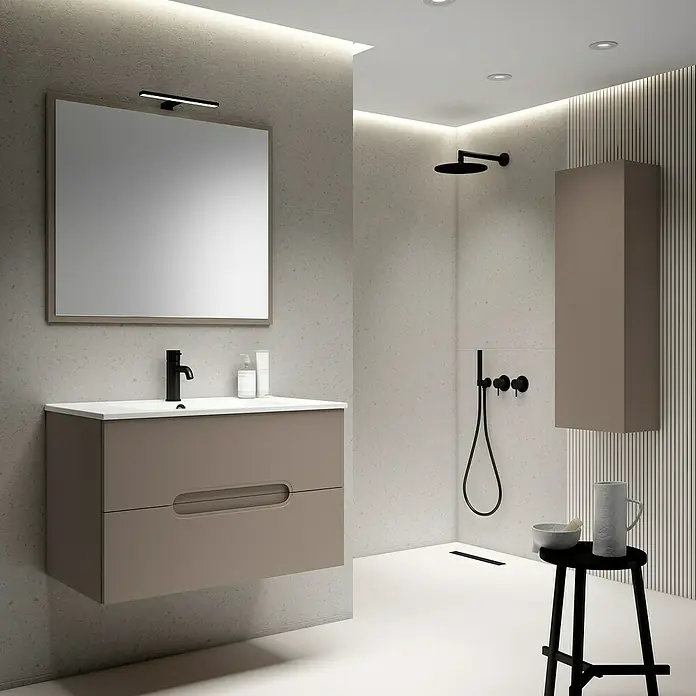 Mueble bajo de lavabo Eoin - An x Pr x Al: 80 x 45 x 50 cm, Gris - Elegante interior de baño con elegante mueble de lavabo color topo y armario con espejo a juego. Acentos modernos gracias a los accesorios negros.