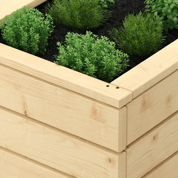 Kiehnholz Pflanzkasten - L x B x H: 115 x 40 x 43 cm, Holz - Nahaufnahme einer hölzernen Pflanzkiste mit grünen Pflanzen und dunkler Erde, ideal für Garten und Terrasse.