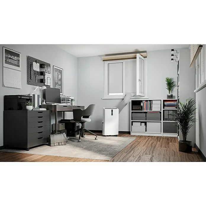 Voltomat Mobiles Klimagerät WiFi 12.000 BTU - 3.500 W, Raumgröße: 35 m², Weiß - Ein moderner Büroraum mit einem tragbaren Klimagerät, das am Fenster angeschlossen ist, um für eine angenehme Arbeitsatmosphäre zu sorgen.