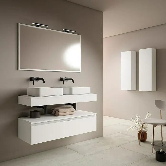 Mueble bajo de lavabo Aidan - L x An x Al: 45 x 120 x 30 cm, Blanco - Elegante interior de baño con tocador de doble lavabo, un gran espejo con iluminación y elementos de diseño minimalistas.