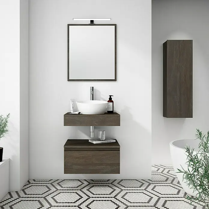 Mueble bajo de lavabo Aidan - L x An x Al: 45 x 60 x 30 cm, Strom - Interior de baño con un moderno tocador de madera, un lavabo de cerámica blanco y un espejo rectangular con iluminación.
