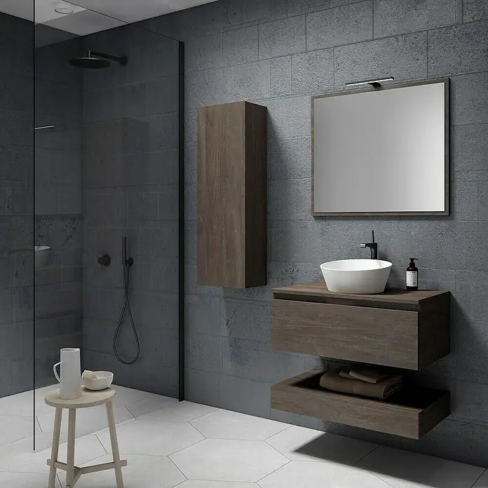 Mueble bajo de lavabo Aidan - L x An x Al: 45 x 80 x 30 cm, Strom - Un baño con un moderno tocador de madera, un espejo y una ducha.