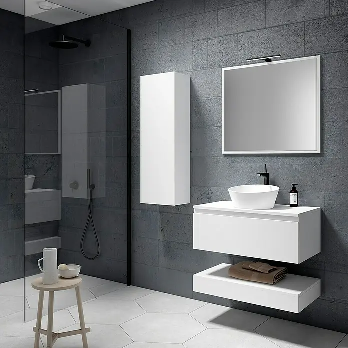 Mueble bajo de lavabo Aidan - L x An x Al: 45 x 80 x 30 cm, Blanco - Interior de baño moderno con mueble de lavabo, lavabo y espejo. Diseño elegante en blanco sobre pared gris.