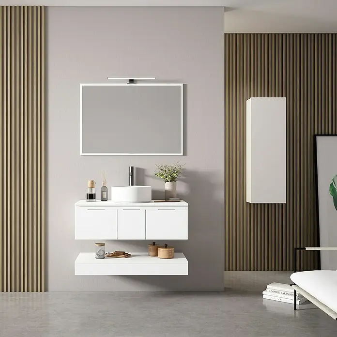 Mueble bajo de lavabo Sienna - An x Pr x Al: 100 x 45 x 30 cm, Blanco - Interior de baño moderno con un tocador blanco con espejo y estante, acentuado por paneles de madera.