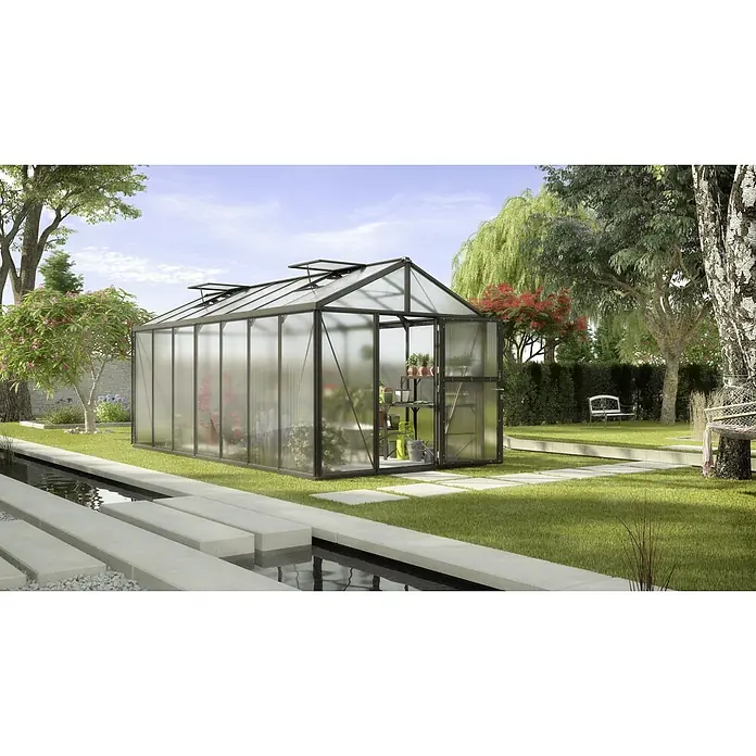 Vitavia Gewächshaus Zeus 13800 - Außenmaß inkl. Dachüberstand (B x T): 256 x 540 cm, 10 mm, Schwarz - Geräumiges Gewächshaus aus Glas und Metall mit geöffneter Tür in einem Garten mit Teich und Rasenfläche.