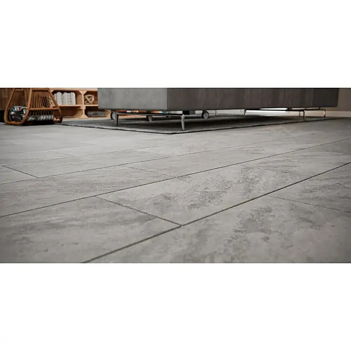 Feinsteinzeugfliese Manhattan Smoke - 30 x 60 cm, Grau, Matt - Nahaufnahme von grauem Bodenbelag mit Textur, der eine moderne und stilvolle Atmosphäre vermittelt.