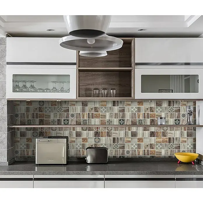 Mosaikfliese Quadrat Crystal XCM WOOD 100 - 30 x 30 cm, Beige, Glänzend - Küchenansicht mit Fokus auf den Fliesenspiegel im Mosaik-Stil, der eine warme und einladende Atmosphäre schafft und das Küchendesign bereichert.
