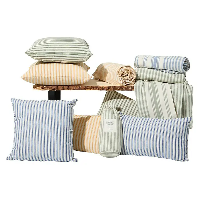 Manta para sofá Ernesta - 150 x 250 cm, Textil, Azul - Una selección de textiles para el hogar de Tendence, que incluye cojines y ropa de cama a rayas, en diversos colores y diseños.