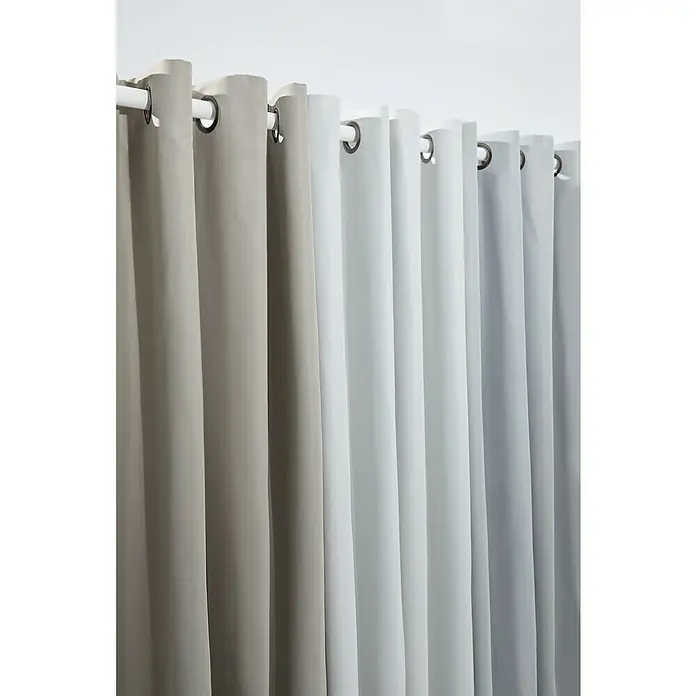 Cortina térmica Fresh - An x Al: 140 x 250 cm, 100% poliéster, Gris - Primer plano de cortinas en varios tonos de gris colgadas de una barra blanca con ojales. La textura y la paleta de colores son claramente visibles.