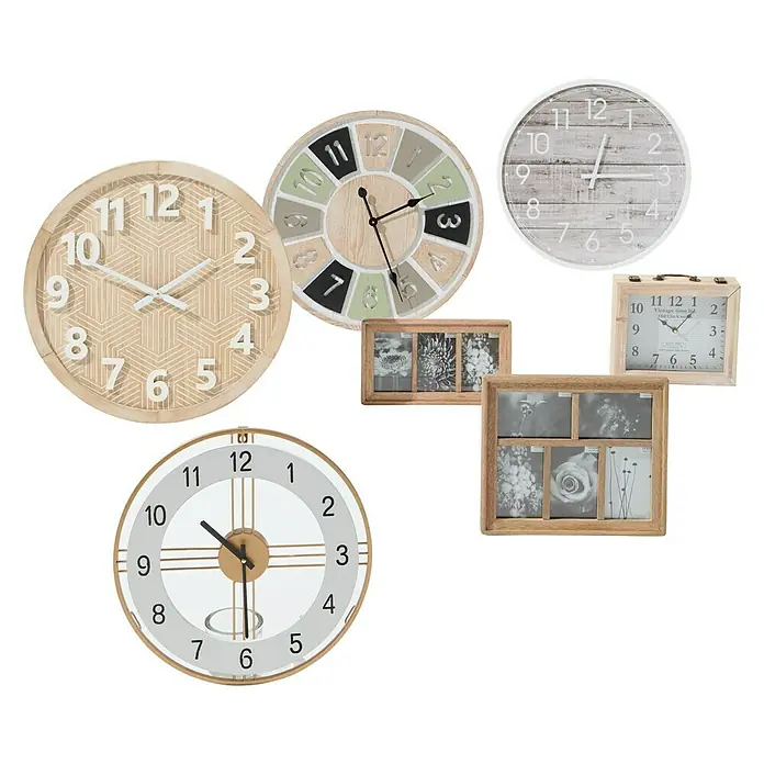 Versa Reloj de pared Madera 60 - Diámetro: 60 cm, Multicolor - Un collage con varios relojes de pared y marcos de fotos en diferentes diseños y tamaños, que transmite un toque rústico.