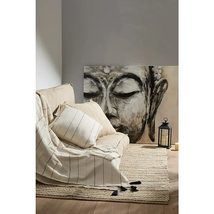 Manta para sofá Damaris - 150 x 250 cm, Textil, Natural - Acogedor rincón de sofá con cojines, manta y arte mural de Buda. Los colores suaves y los materiales naturales crean un ambiente tranquilo.