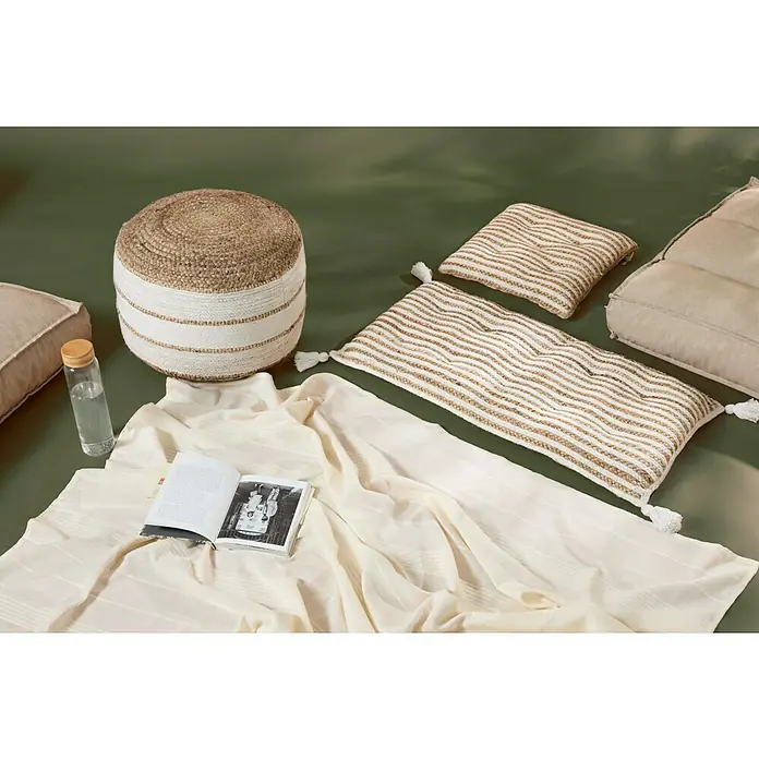 Cojín Yute Rayas - 40 x 90 cm, Textil, Blanco y natural, Rectangular - Acogedor arreglo interior con un puf a rayas, cojines y una botella de vidrio sobre un paño suave. Perfecto para momentos de relax.