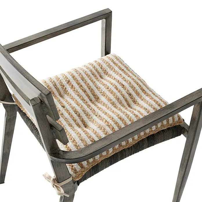 Cojín para silla Moorea - 45 x 45 x 45 cm, Marrón/Blanco - Primer plano de una silla con un cojín de rayas. El cojín es beige y blanco, lo que añade un toque de estilo al mueble.