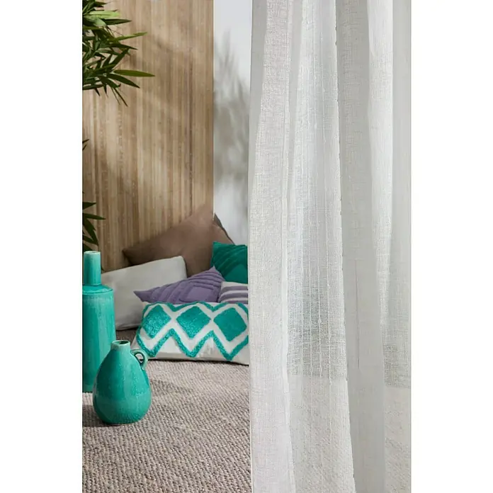Visillo para ventana Feroe Jacquad - An x Al: 140 x 250 cm, 100% poliéster, Blanco - Primer plano de cortinas blancas que ocultan parcialmente una habitación acogedora con cojines y decoraciones. La textura de las cortinas es visible.